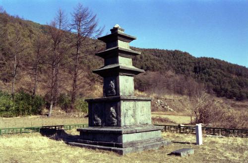국보 제122호 진전사지 3층석탑 이미지