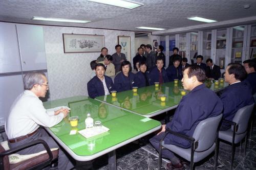 이회창 국무총리 구로공단 근로자 격려 이미지