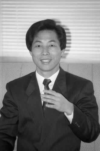 국정신문 보건사회부 보험관리과 직원과 인터뷰 이미지
