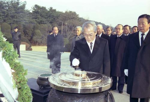 이회창 국무총리 국립묘지 헌화 이미지