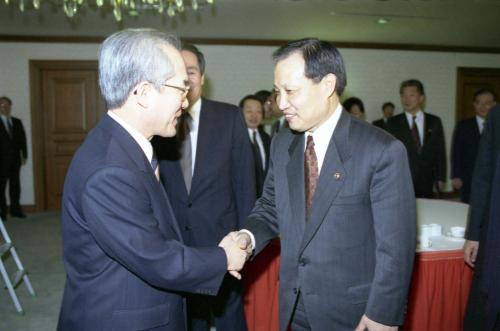 이회창 국무총리 신임 차관과 다과 이미지