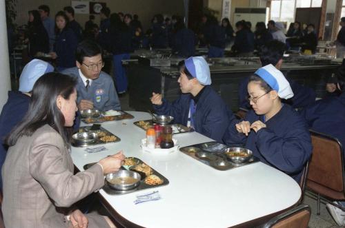 열심히 일하는 근로자 이미지