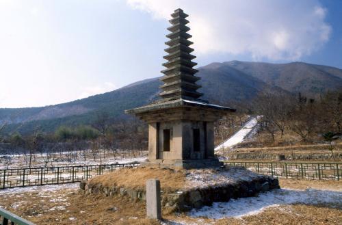 안강 정혜사지 13층석탑(국보 제40호: 경북 경주시 안강읍 옥산리 소재) 이미지