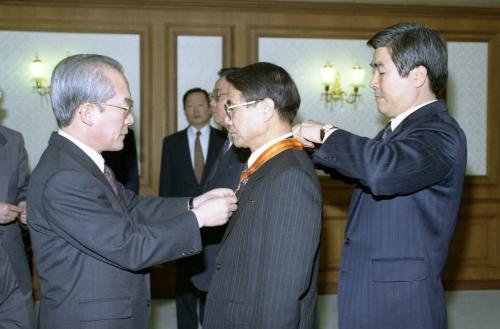 이회창 국무총리 김옥조 전 국무총리 비서실장 서훈 이미지