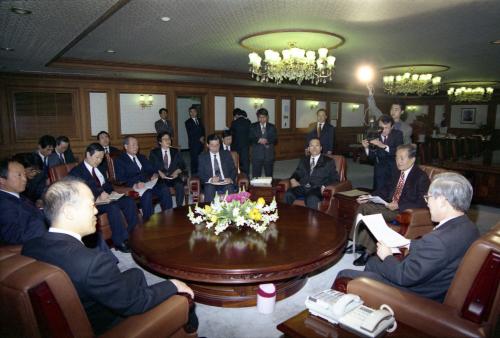 이회창 국무총리 민주 우루과이라운드(UR) 대책의원단 접견 이미지
