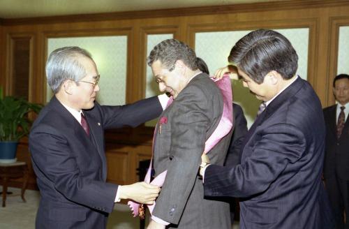 이회창 국무총리 이임 우루과이대사 서훈 이미지