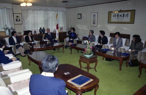 이회창 국무총리 부인 한인옥 여사 대한적십자사 부녀봉사특별자문위원회 명예위원장 위촉장 받음 이미지