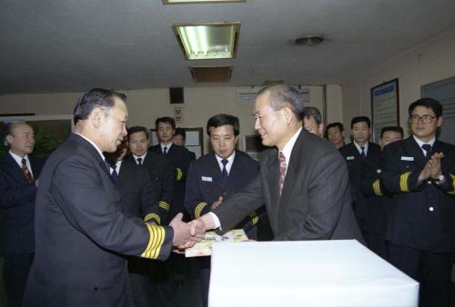 이흥주 국무총리 비서실장 정부종합청사 관리 방호원 및 의경 위문 이미지