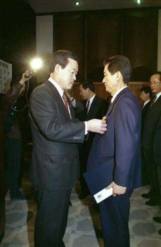 오인환 공보처 장관 대한뉴스 2000호 기념식 이미지