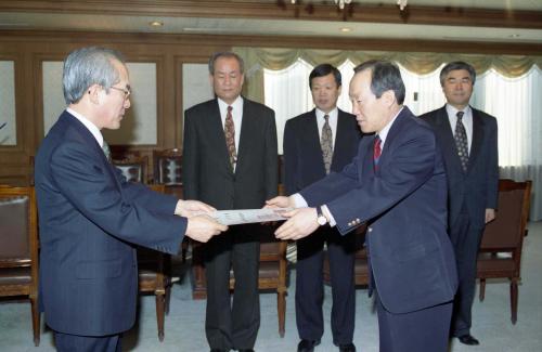 이회창 국무총리 강형석 공보비서 임명장 수여식 이미지