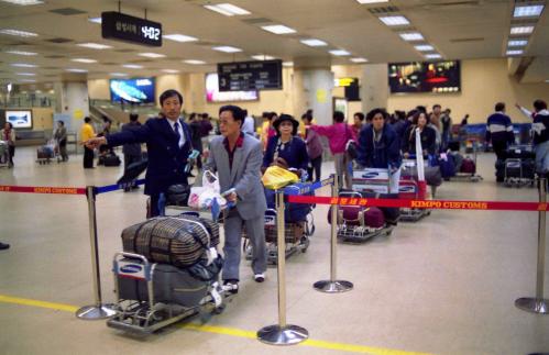공항 입국 검색대 이미지