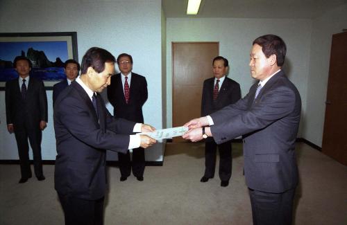 오인환 공보처 장관 엄호현 한국방송개발원장 임명장 수여식 이미지