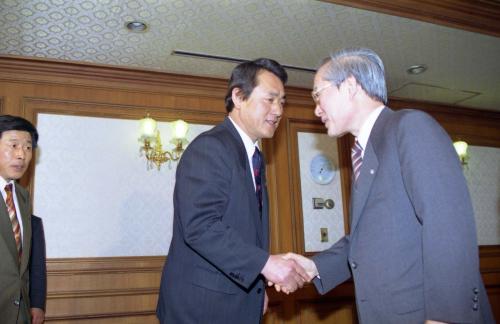 이회창 국무총리 한광옥 의원 등 민주당 의원 접견 이미지