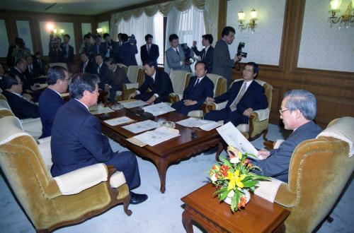 이회창 국무총리 신순범 의원 등 민주당 의원 접견 이미지