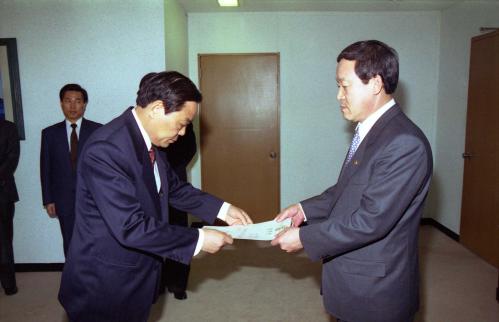 오인환 공보처 장관 이철호 한국방송공사 감사 임명장 수여식 이미지