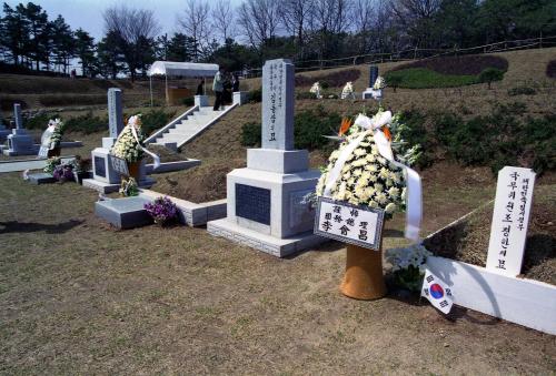 이회창 국무총리 국립묘지 애국지사 묘역 참배 이미지
