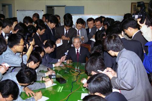 이회창 국무총리 퇴임 기자회견 이미지