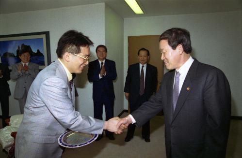 오인환 공보처 장관 매일경제 신문기자 감사패 수여식 이미지