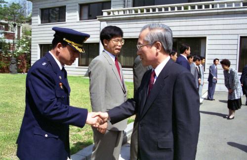 이회창 국무총리 공관원, 간부들과 작별인사 이미지