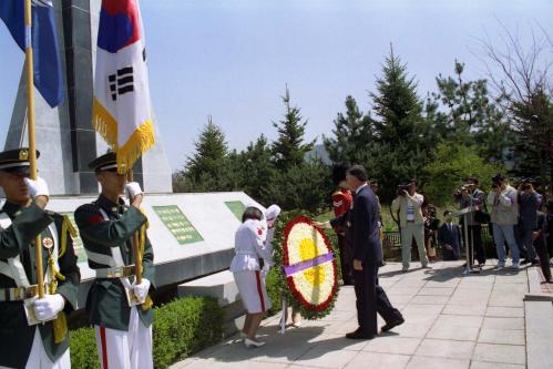 레이몬 존 나타쉰 캐나다 총독 한국전 참전 캐나다 군 참전비 헌화 이미지