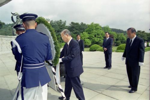 이영덕 국무총리 국립묘지 참배 이미지