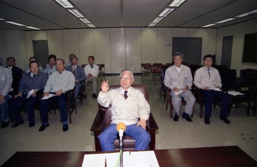 이영덕 국무총리 한국전력상황실 순시 이미지