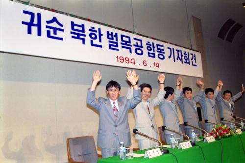 귀순 북한 벌목공 김중운 등 합동 기자회견 이미지