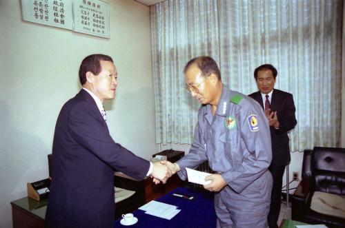 오인환 공보처 장관 경찰 제3기동대 시찰 이미지