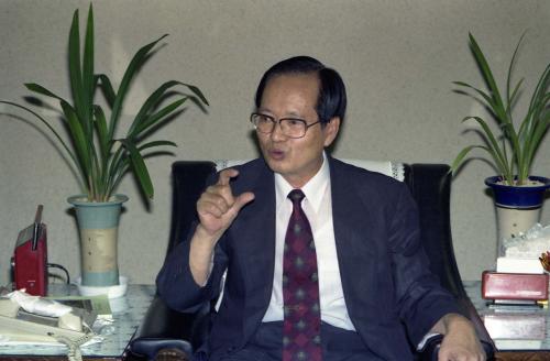 국정신문 법제처 차장 일본 오마에 겐이치와 인터뷰 이미지