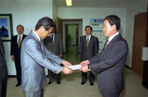 오인환 공보처 장관 김준길 정부간행물 제작소장 외 1명 임명장 수여식 이미지