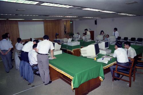 이경재 공보처 차관 한국언론재단 데이타베이스 시스팀(KINDS) 검색 실연회 참석 이미지