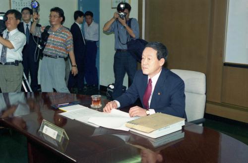 오인환 공보처 장관 민방허가심사위원회 참석 이미지