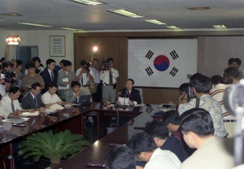 오인환 공보처 장관 민방허가발표 및 기자회견 이미지