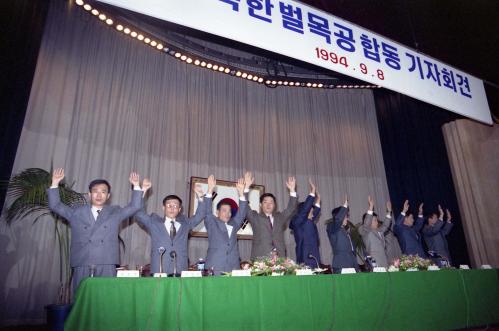 귀순 북한 벌목공 김창호 외 8명 합동 기자회견 이미지