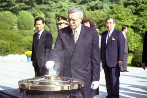 바츨리프 클라우스 체코 수상 방한 국립묘지 참배 이미지