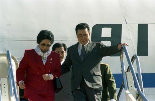 한승주 외무부 장관 이붕 중국 총리 방한 공항 환영식 이미지