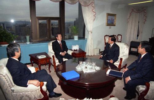 오인환 공보처 장관 유성환 국회의원 접견(감사패) 이미지