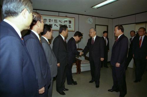 이영덕 국무총리 재무부 순시 이미지
