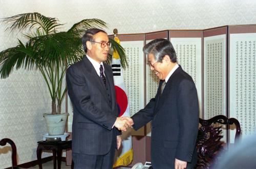 이홍구 국무총리 윤관 대법원장 예방 이미지