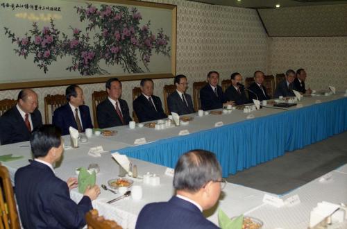 이홍구 국무총리 국무위원과 오찬 이미지