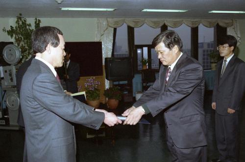 오인환 공보처 장관 홍보 유공자 표창, 훈장 전수식 이미지