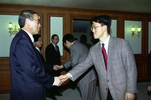 이홍구 국무총리 국무총리실 직원과 신년교례회 이미지