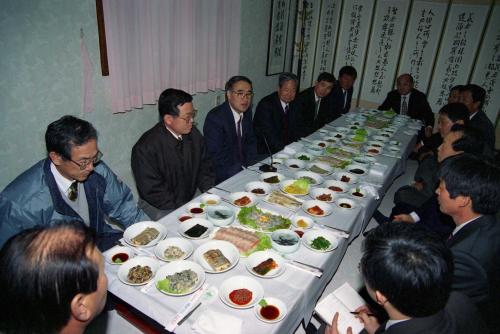 이홍구 국무총리 가뭄지역 주민과 대화 및 오찬 이미지