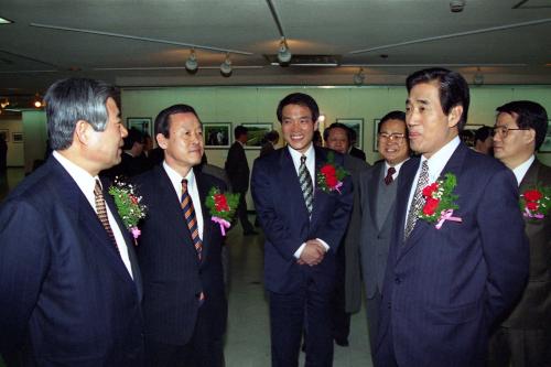 이홍구 국무총리 한국보도사진전 참석 이미지