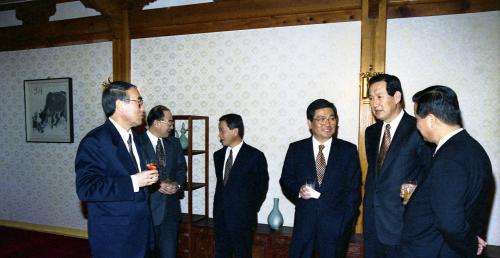 이홍구 국무총리 청와대 수석팀과 만찬 이미지