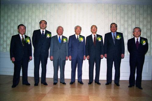 이홍구 국무총리 '95 국총회(역대총리모임) 참석(오른쪽부터 이회창, 정원식, 강영훈, 현승종, 신현확, 이홍구) 이미지