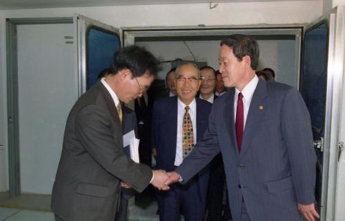 오인환 공보처 장관 대전 민영방송국 시찰 이미지