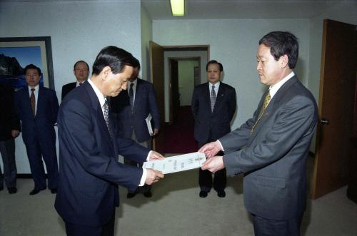 오인환 공보처 장관 진병무 한국방송광고공사 감사 임명장 수여식 이미지