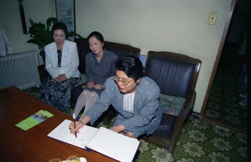 이홍구 국무총리 부인 박한옥 여사 복지시설 방문 이미지