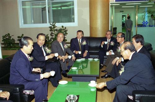 이경재 공보처 차관 광복 50주년 기념사진전 관람 이미지